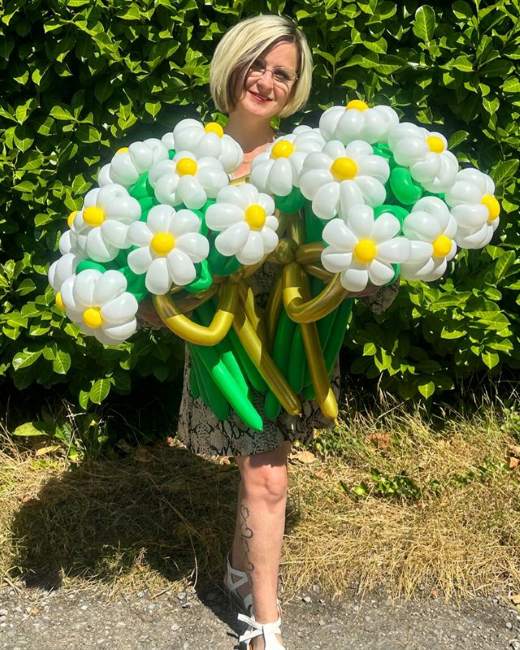 Katja mit einem Ballon-Blumenstrauß
