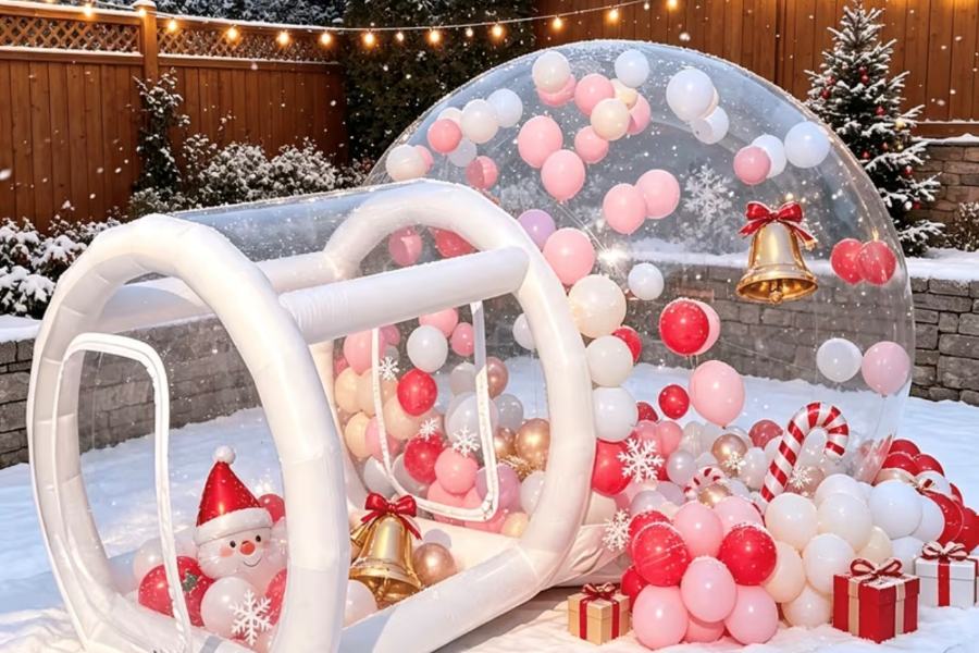 Bubble-Haus mit Ballons im Winter