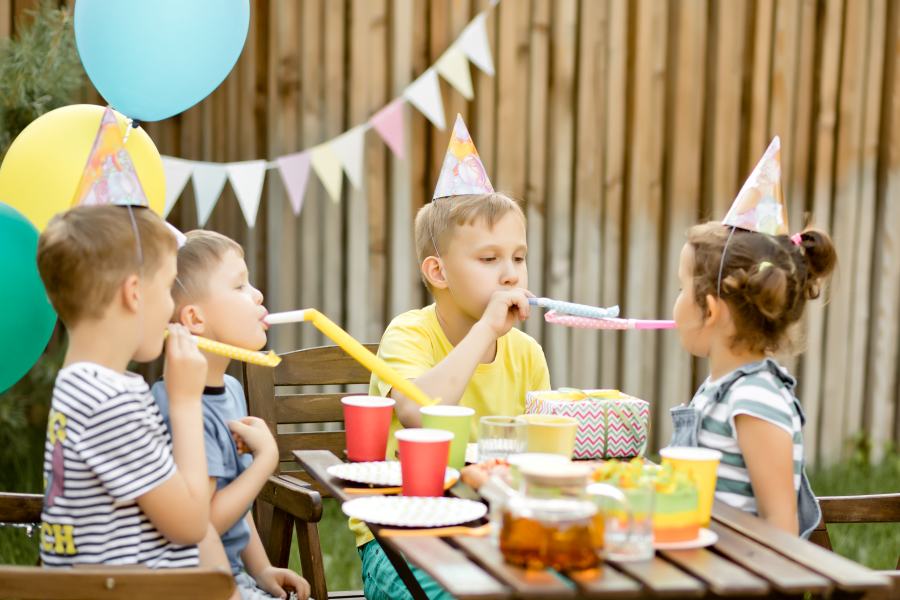 Kindergeburtstag im Garten mit Partyhüten