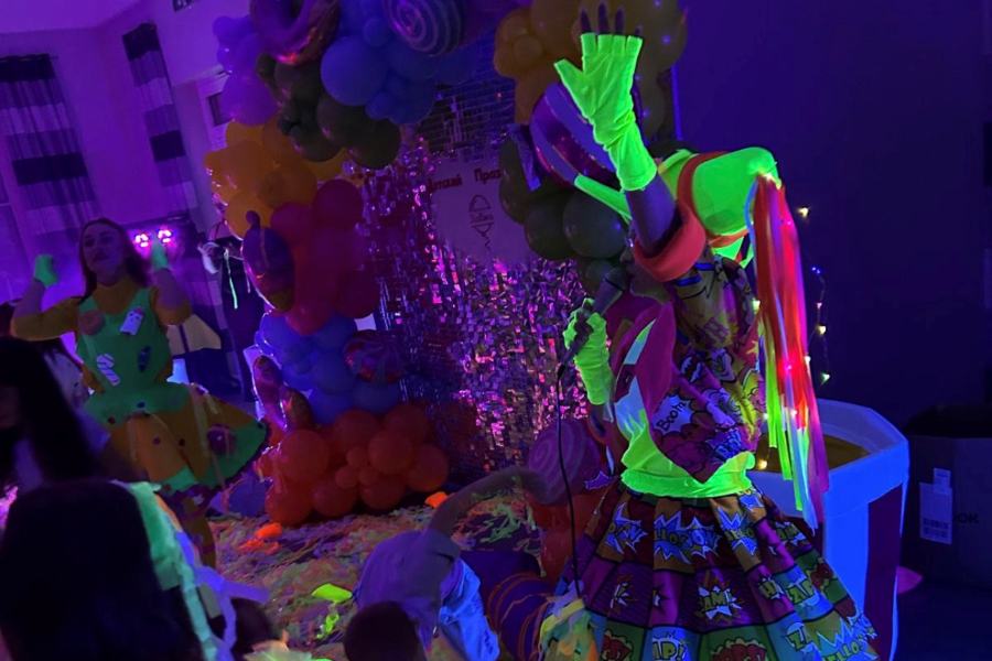 Neon-Party im Schwarzlicht mit Animateurin